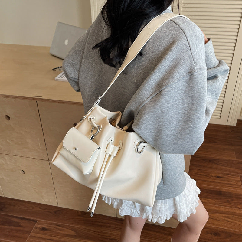 Maxi Bucket Bag "Urban Simplicity" con Chiusura Magnetica e Finiture a Cucitura