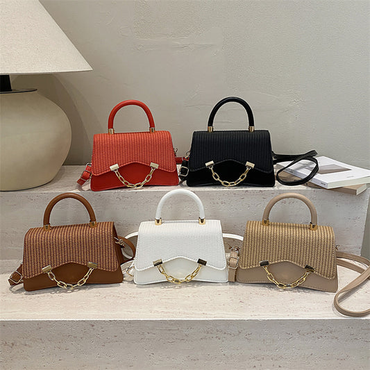 Borsa "Urban Minimalism" Horizontal Square con Chiusura a Patta e Finiture Stitching
