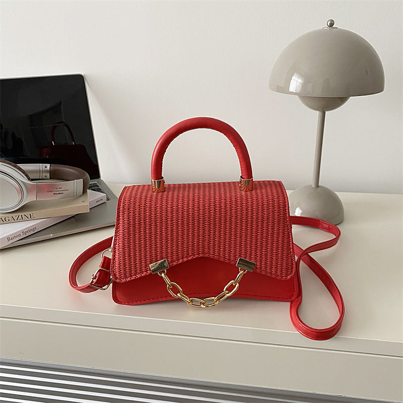 Borsa "Urban Minimalism" Horizontal Square con Chiusura a Patta e Finiture Stitching