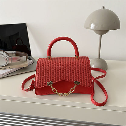 Borsa "Urban Minimalism" Horizontal Square con Chiusura a Patta e Finiture Stitching