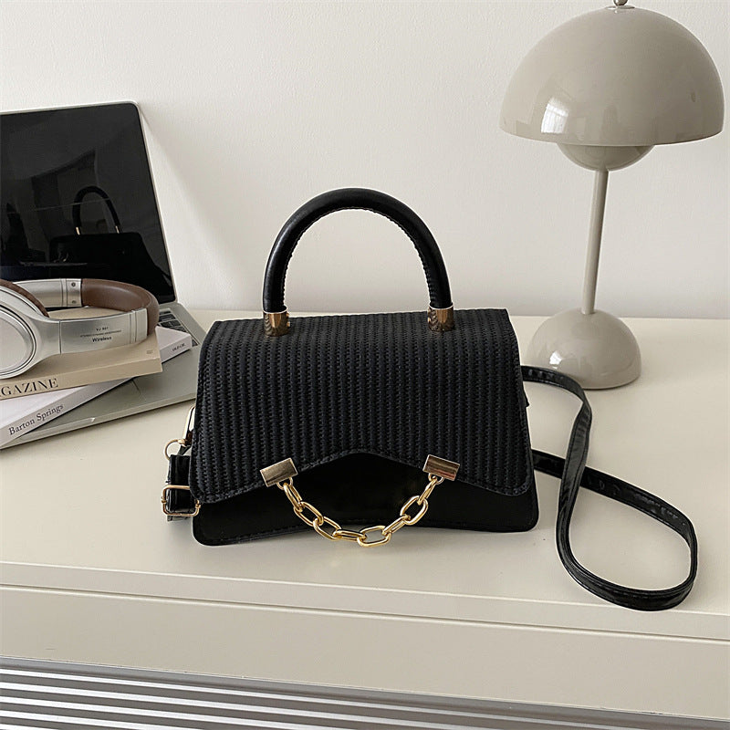 Borsa "Urban Minimalism" Horizontal Square con Chiusura a Patta e Finiture Stitching