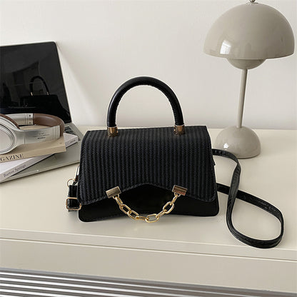 Borsa "Urban Minimalism" Horizontal Square con Chiusura a Patta e Finiture Stitching