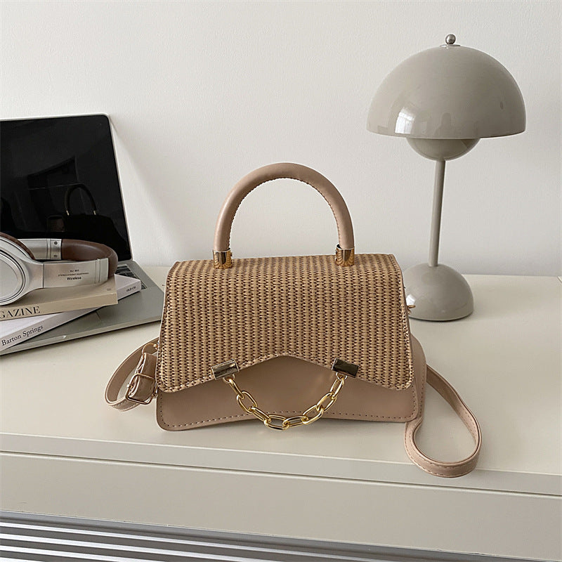 Borsa "Urban Minimalism" Horizontal Square con Chiusura a Patta e Finiture Stitching