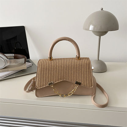 Borsa "Urban Minimalism" Horizontal Square con Chiusura a Patta e Finiture Stitching