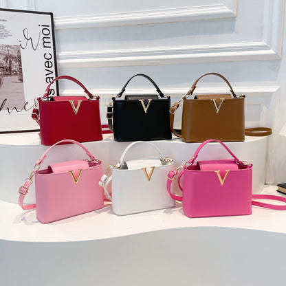 Shoulder Bag "Cross-Border" Horizontal Square con Chiusura a Patta e Scomparto Mezzanine