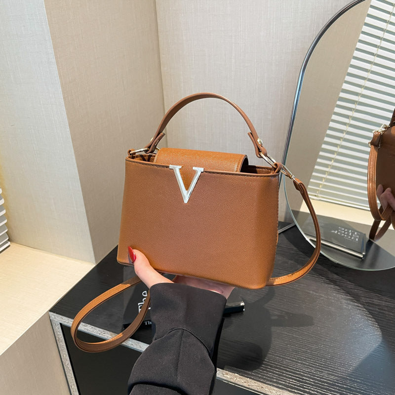 Shoulder Bag "Cross-Border" Horizontal Square con Chiusura a Patta e Scomparto Mezzanine