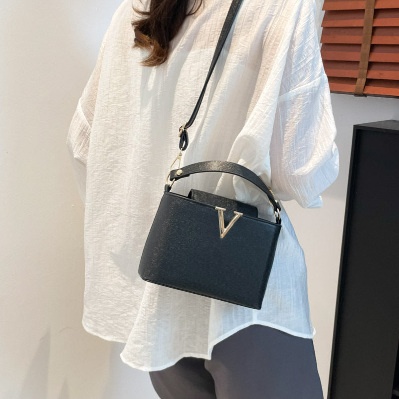 Shoulder Bag "Cross-Border" Horizontal Square con Chiusura a Patta e Scomparto Mezzanine