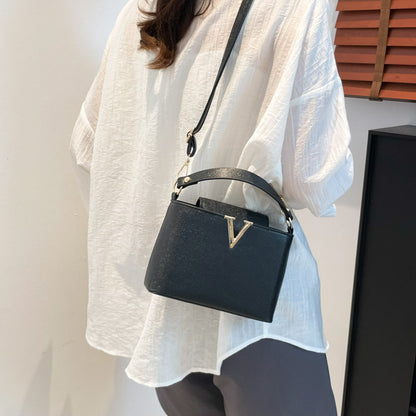 Shoulder Bag "Cross-Border" Horizontal Square con Chiusura a Patta e Scomparto Mezzanine