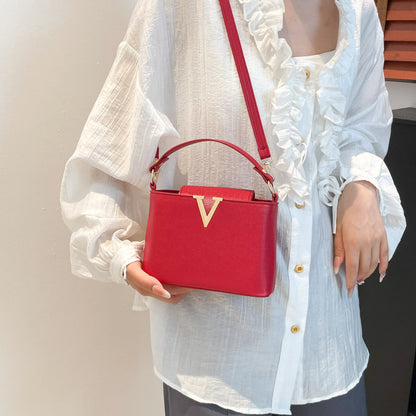 Shoulder Bag "Cross-Border" Horizontal Square con Chiusura a Patta e Scomparto Mezzanine