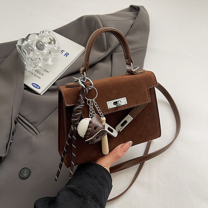 Kelly Bag "Vertical Square" con Chiusura a Scatto e Dettaglio Pendant Personalizzabile