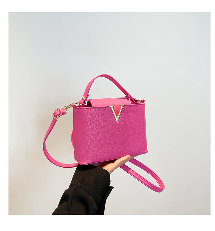Shoulder Bag "Cross-Border" Horizontal Square con Chiusura a Patta e Scomparto Mezzanine