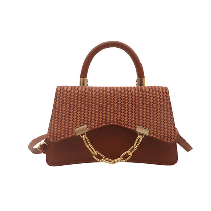 Borsa "Urban Minimalism" Horizontal Square con Chiusura a Patta e Finiture Stitching