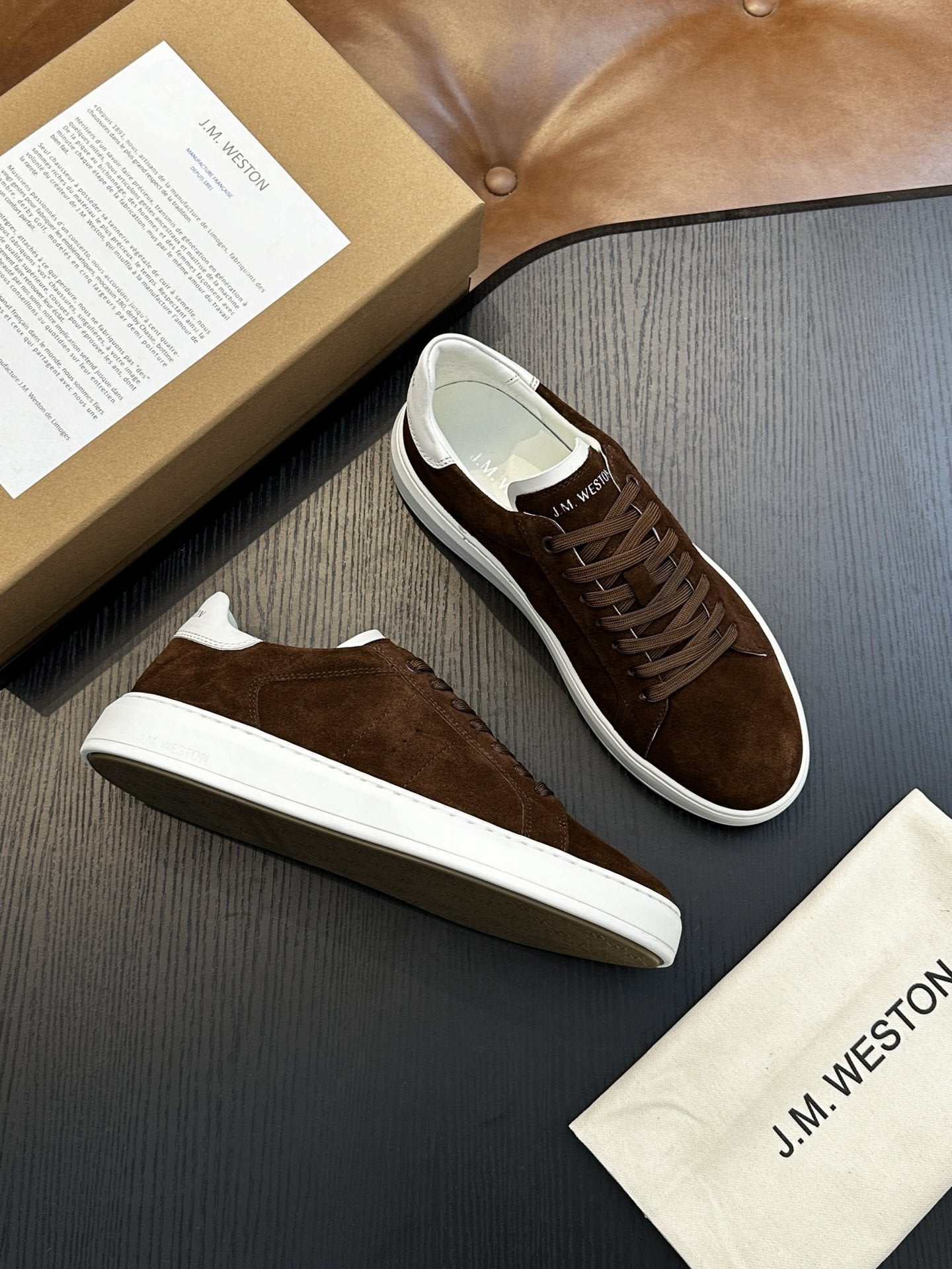 Calzatura Casual in Primo Fiore con Sistema Shock-Absorption e Design Front-Tie