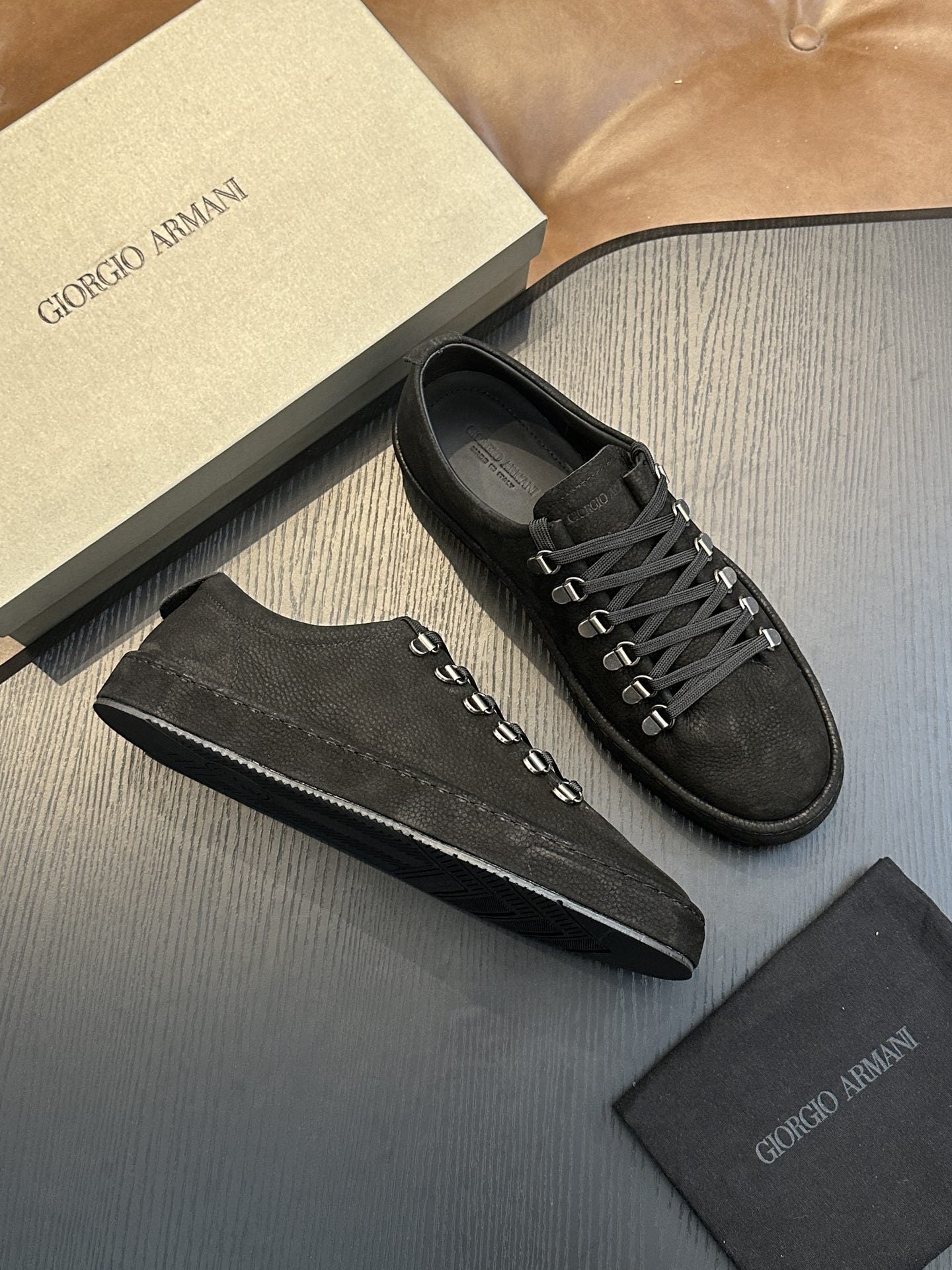 Calzatura Casual in Primo Fiore con Suola Shock-Absorption e Design Leather Stitching