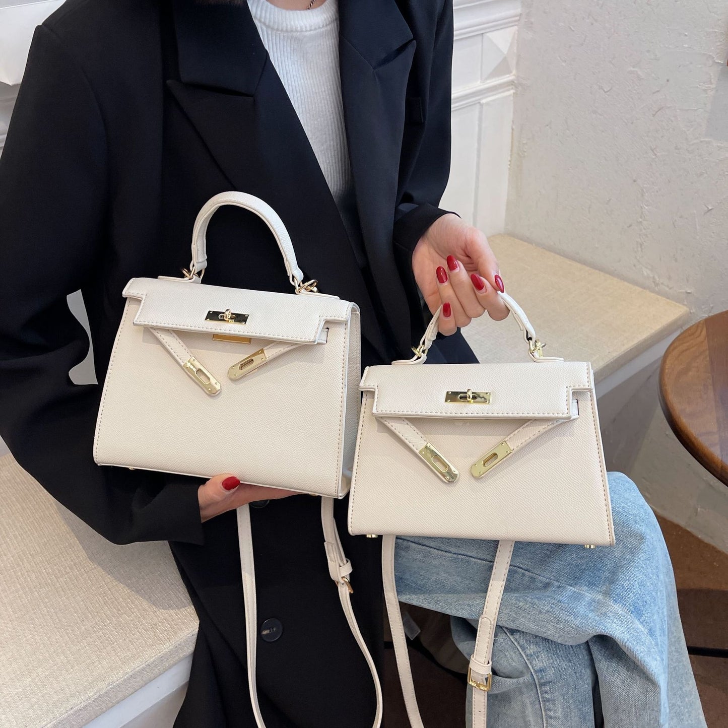 Kelly Bag "Horizontal Square" con Chiusura a Scatto e Dettaglio Cover-Pocket