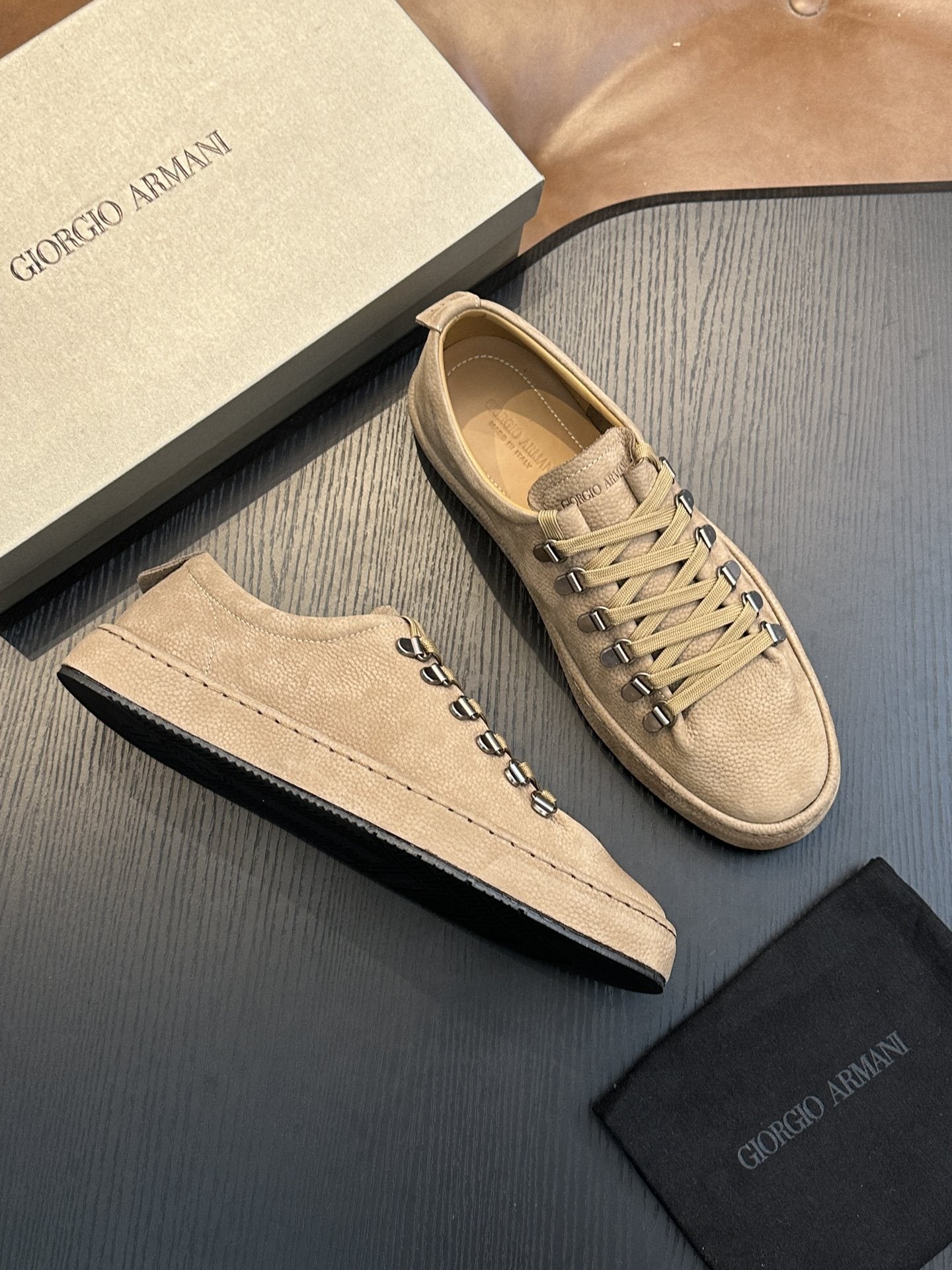 Calzatura Casual in Primo Fiore con Suola Shock-Absorption e Design Leather Stitching
