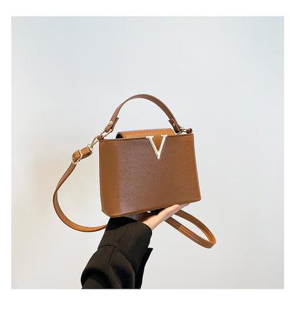 Shoulder Bag "Cross-Border" Horizontal Square con Chiusura a Patta e Scomparto Mezzanine