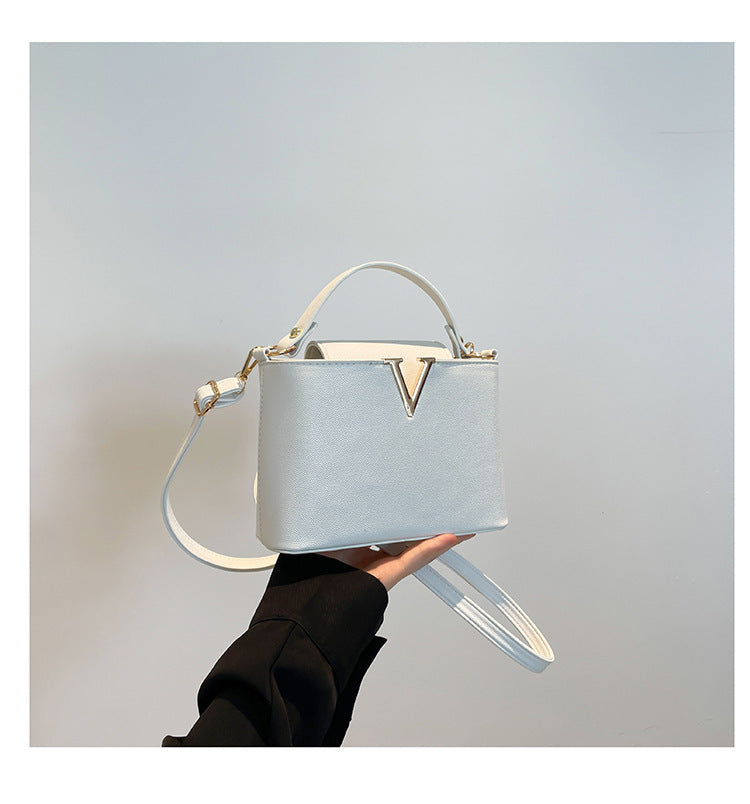 Shoulder Bag "Cross-Border" Horizontal Square con Chiusura a Patta e Scomparto Mezzanine