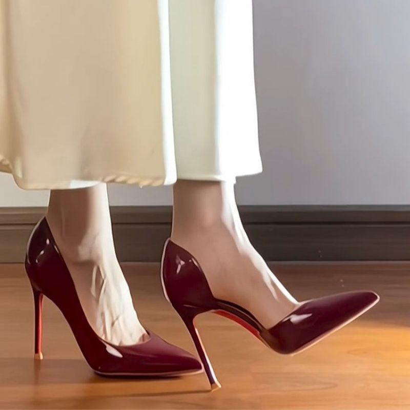 Décolleté a Punta in Artificial Leather con Tacco Sottile e Finitura High-Gloss