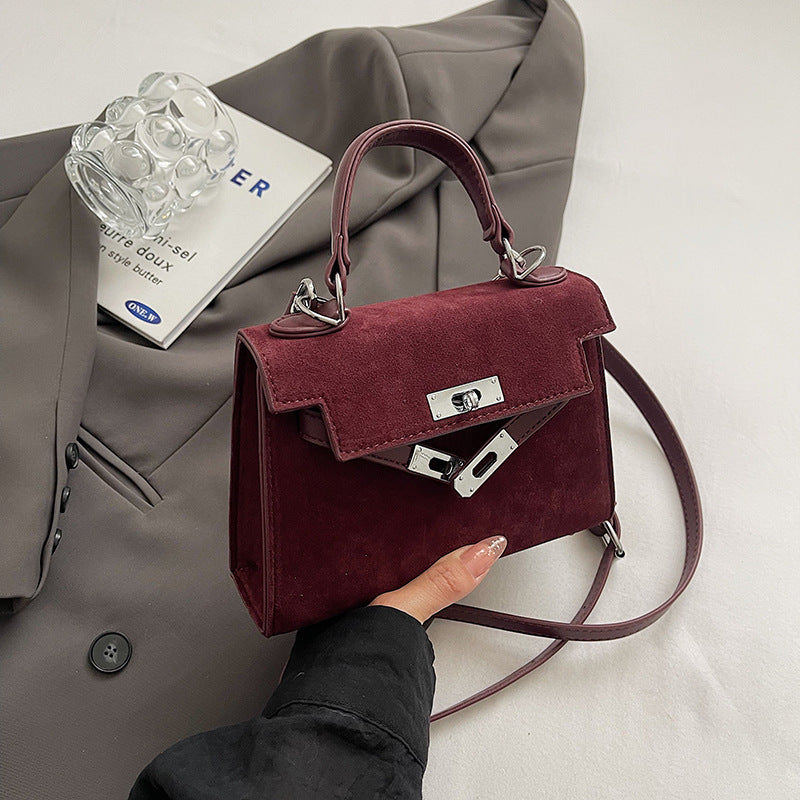 Kelly Bag "Vertical Square" con Chiusura a Scatto e Dettaglio Pendant Personalizzabile