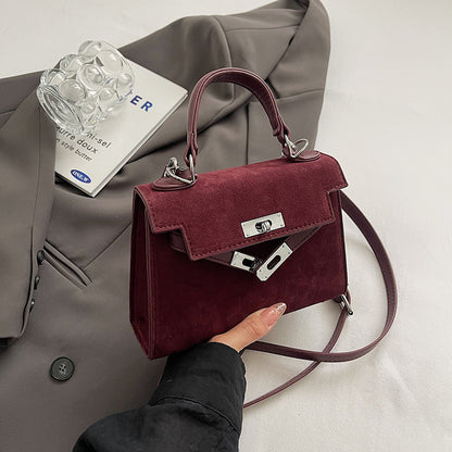 Kelly Bag "Vertical Square" con Chiusura a Scatto e Dettaglio Pendant Personalizzabile