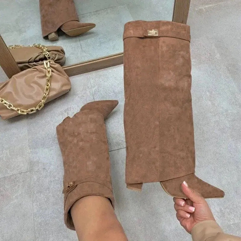 Stivali Alti "Super High" a Punta – Fashion Boots con Tacco Largo e Dettagli Metal