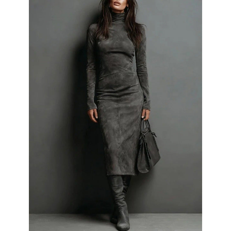 Abito Slim Half-Turtleneck in Milk Silk con Taglio Hip-Hugging