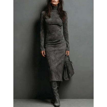 Abito Slim Half-Turtleneck in Milk Silk con Taglio Hip-Hugging