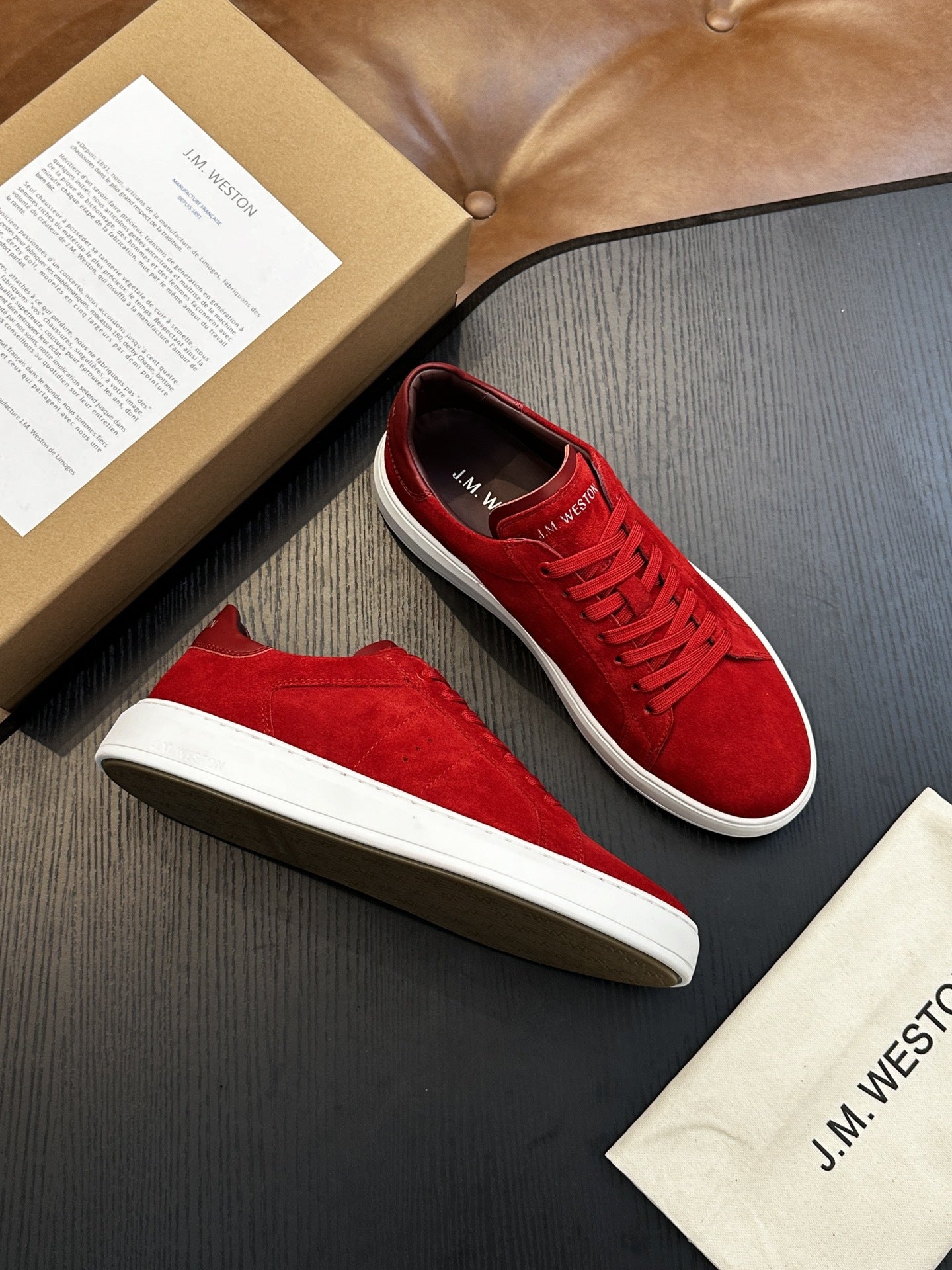 Calzatura Casual in Primo Fiore con Sistema Shock-Absorption e Design Front-Tie