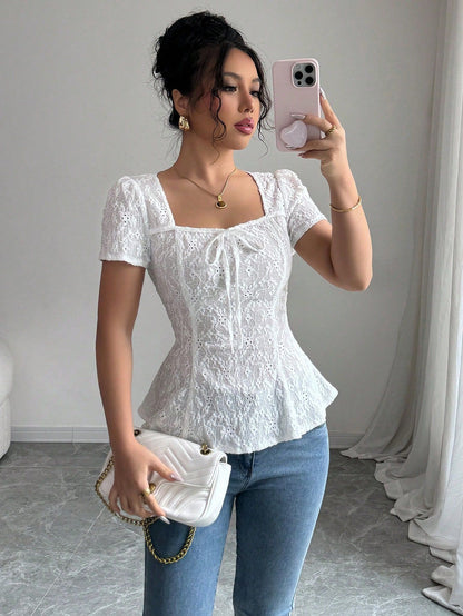 Blusa in Pizzo con Scollo Quadrato e Dettaglio Fiocco
