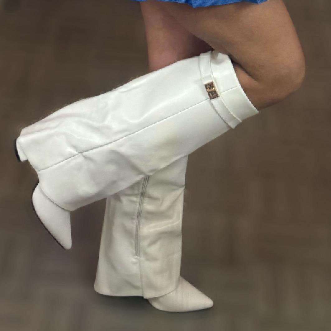 Stivali Alti "Super High" a Punta – Fashion Boots con Tacco Largo e Dettagli Metal