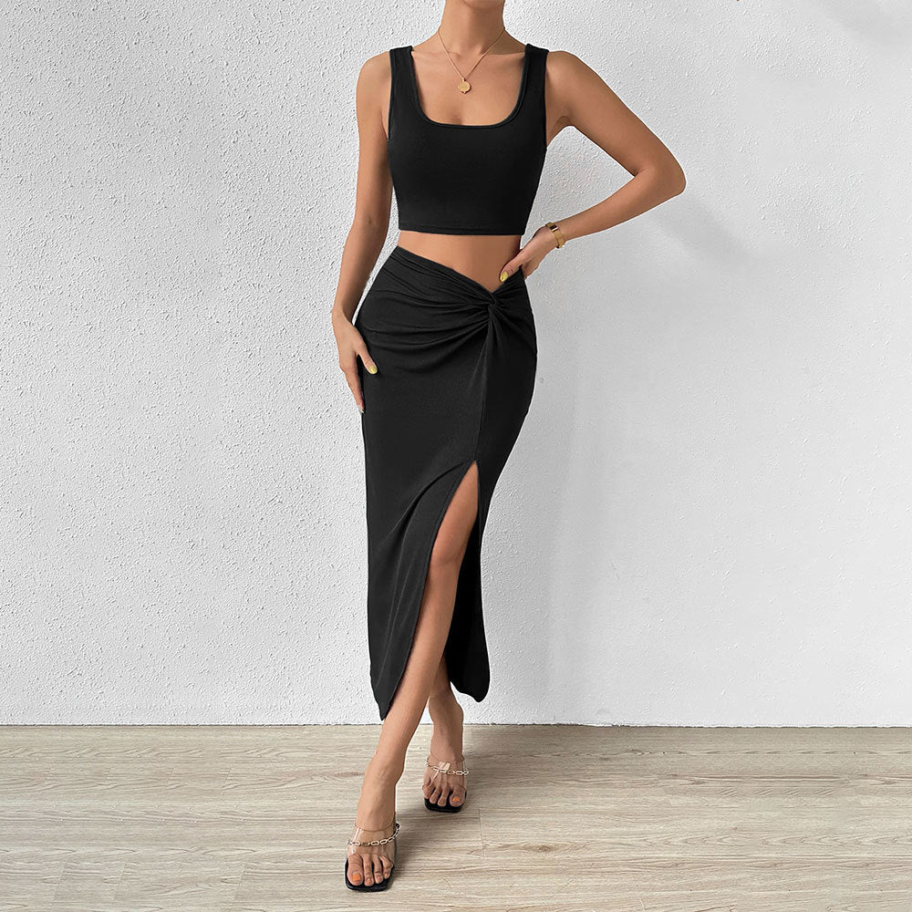 Coordinato Minimalista con Top Crop Smanicato e Gonna Midi in Texture Tecnica