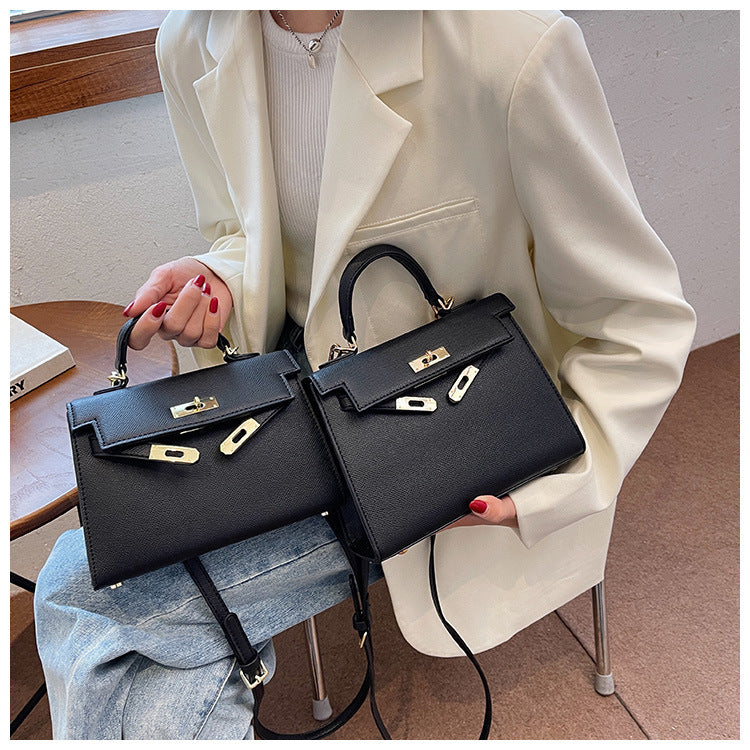 Kelly Bag "Horizontal Square" con Chiusura a Scatto e Dettaglio Cover-Pocket
