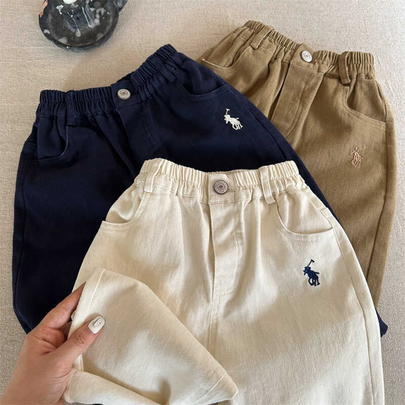 Pantaloni Stretch: Korean Minimal 2026