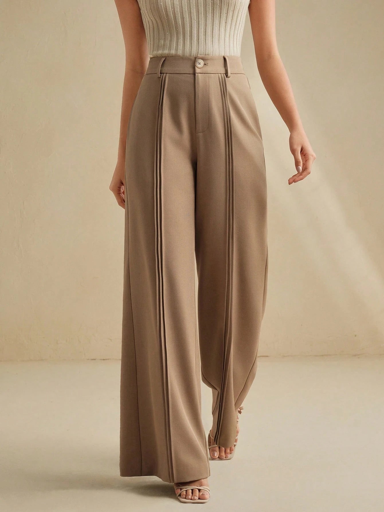 Pantaloni Suit a Gamba Dritta in Khaki con Taglio High-Waisted e Finitura Termofissata