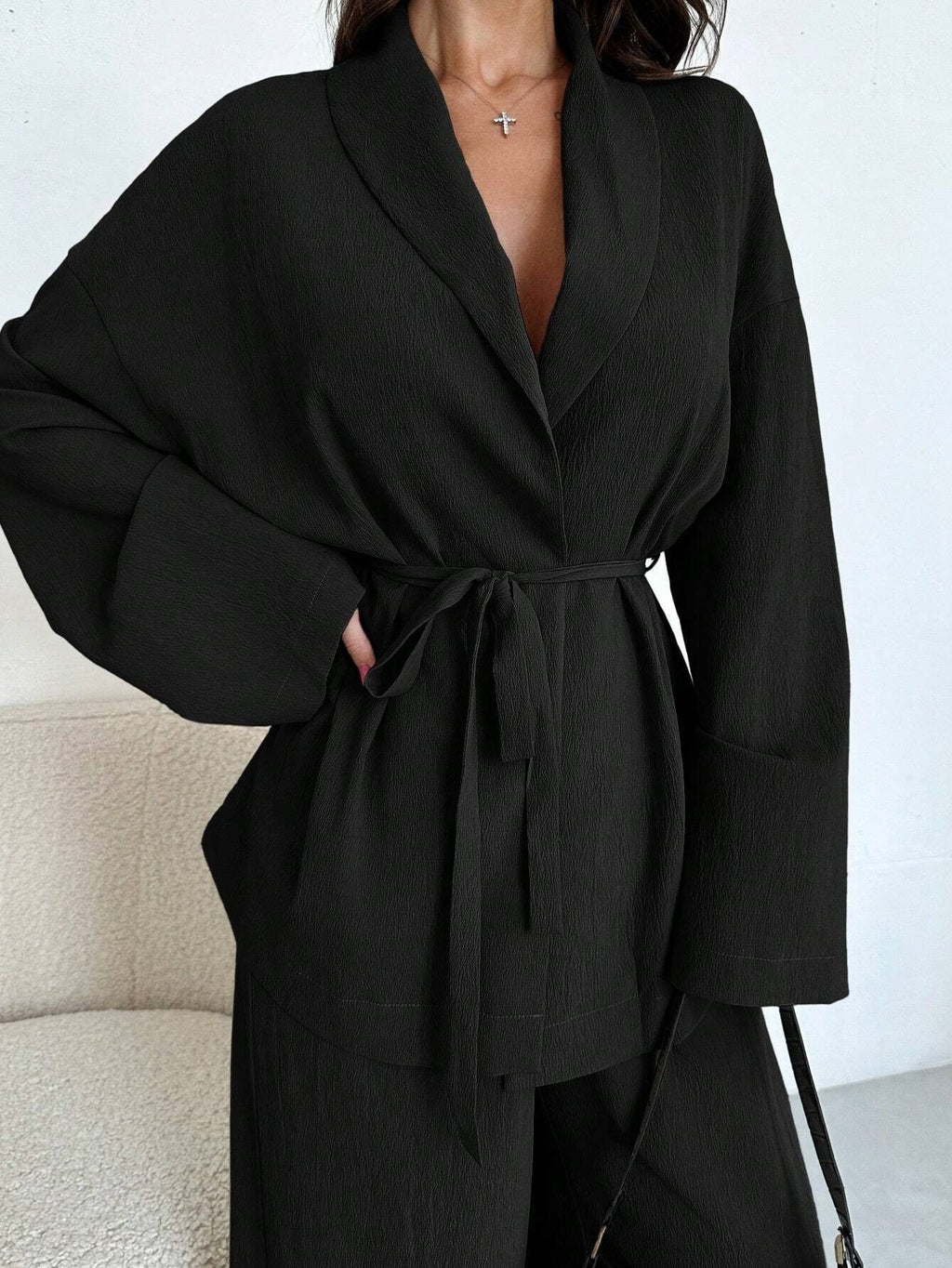 Completo Casual in Tinta Unita con Camicia Strutturata e Taglio Relaxed