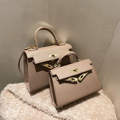 Kelly Bag "Horizontal Square" con Chiusura a Scatto e Dettaglio Cover-Pocket