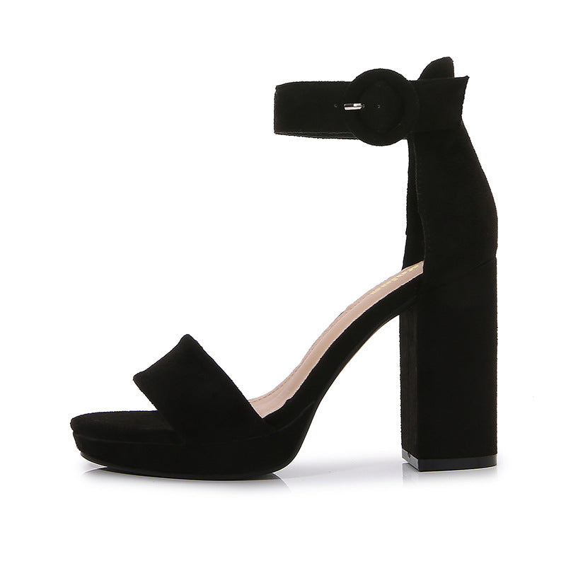 Sandali Fashion in Camoscio con Tacco Largo – Eleganza e Comfort Summer 2025