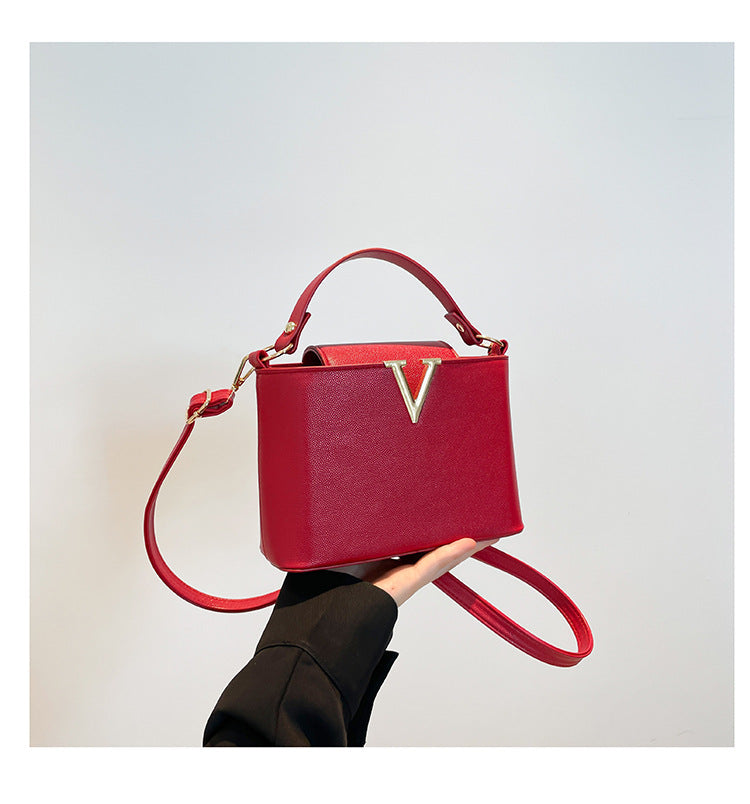 Shoulder Bag "Cross-Border" Horizontal Square con Chiusura a Patta e Scomparto Mezzanine