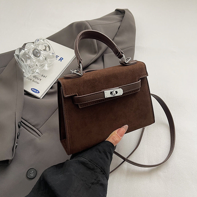 Kelly Bag "Vertical Square" con Chiusura a Scatto e Dettaglio Pendant Personalizzabile