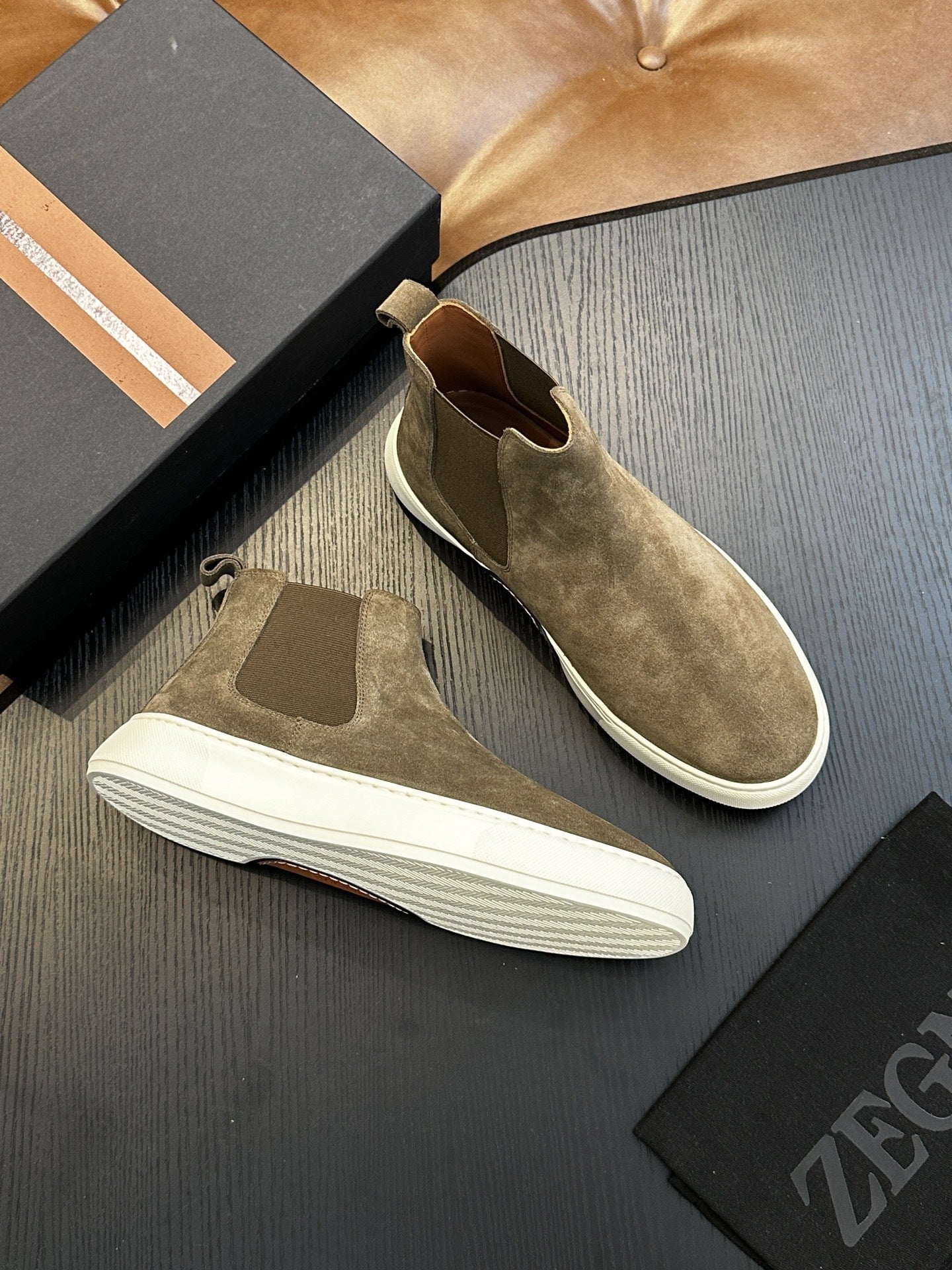 Calzatura Casual in Primo Fiore con Suola Shock-Absorption e Silhouette Medium-Heel