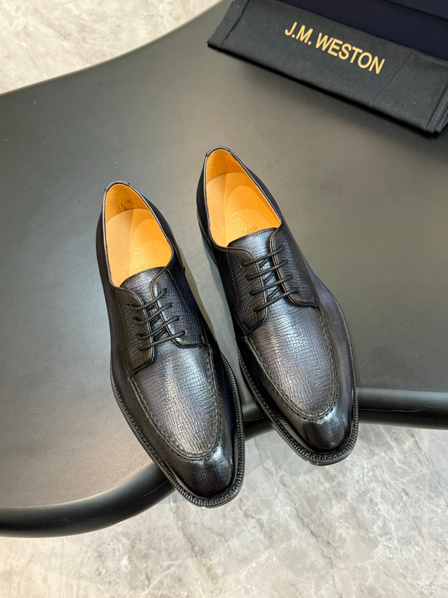 Calzatura Casual in Primo Fiore con Sistema Shock-Absorption e Chiusura Front-Tie