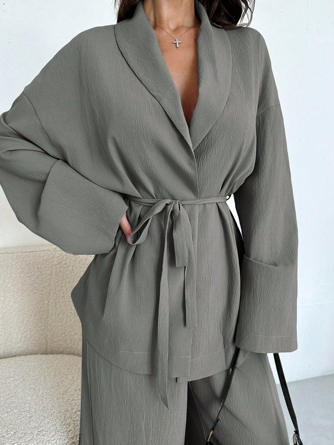 Completo Casual in Tinta Unita con Camicia Strutturata e Taglio Relaxed