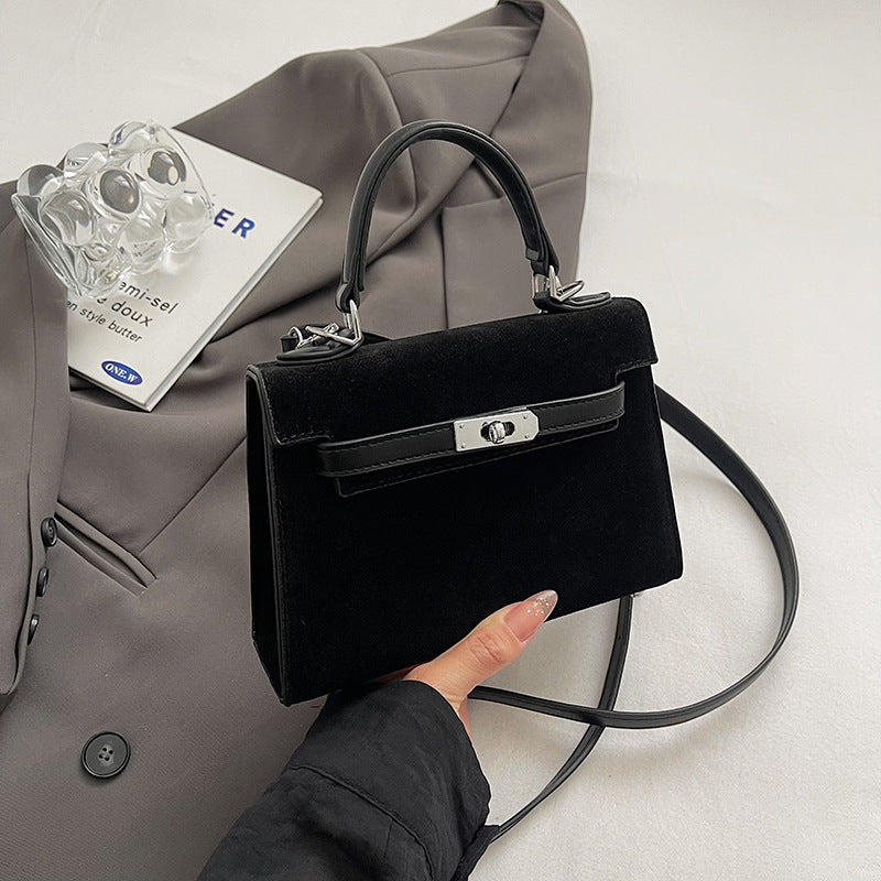 Kelly Bag "Vertical Square" con Chiusura a Scatto e Dettaglio Pendant Personalizzabile