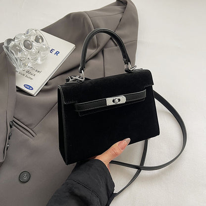 Kelly Bag "Vertical Square" con Chiusura a Scatto e Dettaglio Pendant Personalizzabile
