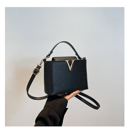 Shoulder Bag "Cross-Border" Horizontal Square con Chiusura a Patta e Scomparto Mezzanine