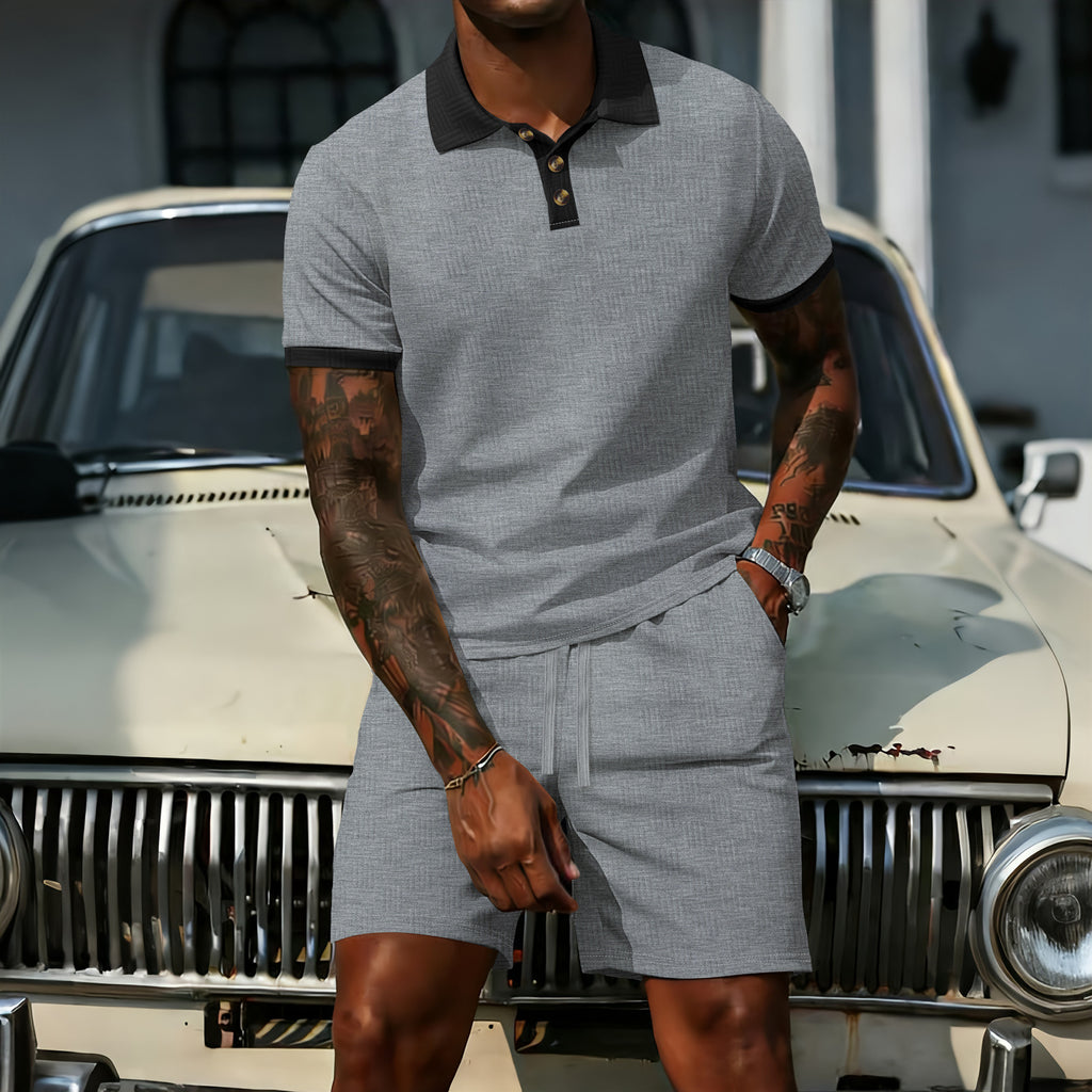 Set Coordinato con Polo Jacquard a Micro-Scacchi e Shorts Strutturati