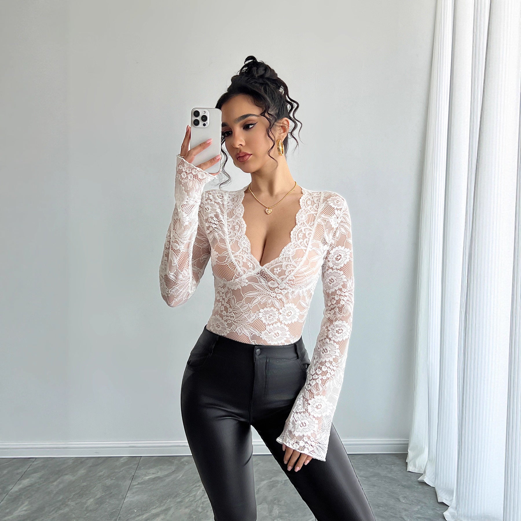 Top Slim-Fit in Pizzo con V-Neck e Silhouette Short Style