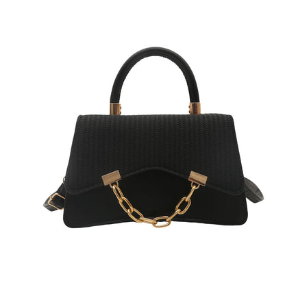 Borsa "Urban Minimalism" Horizontal Square con Chiusura a Patta e Finiture Stitching