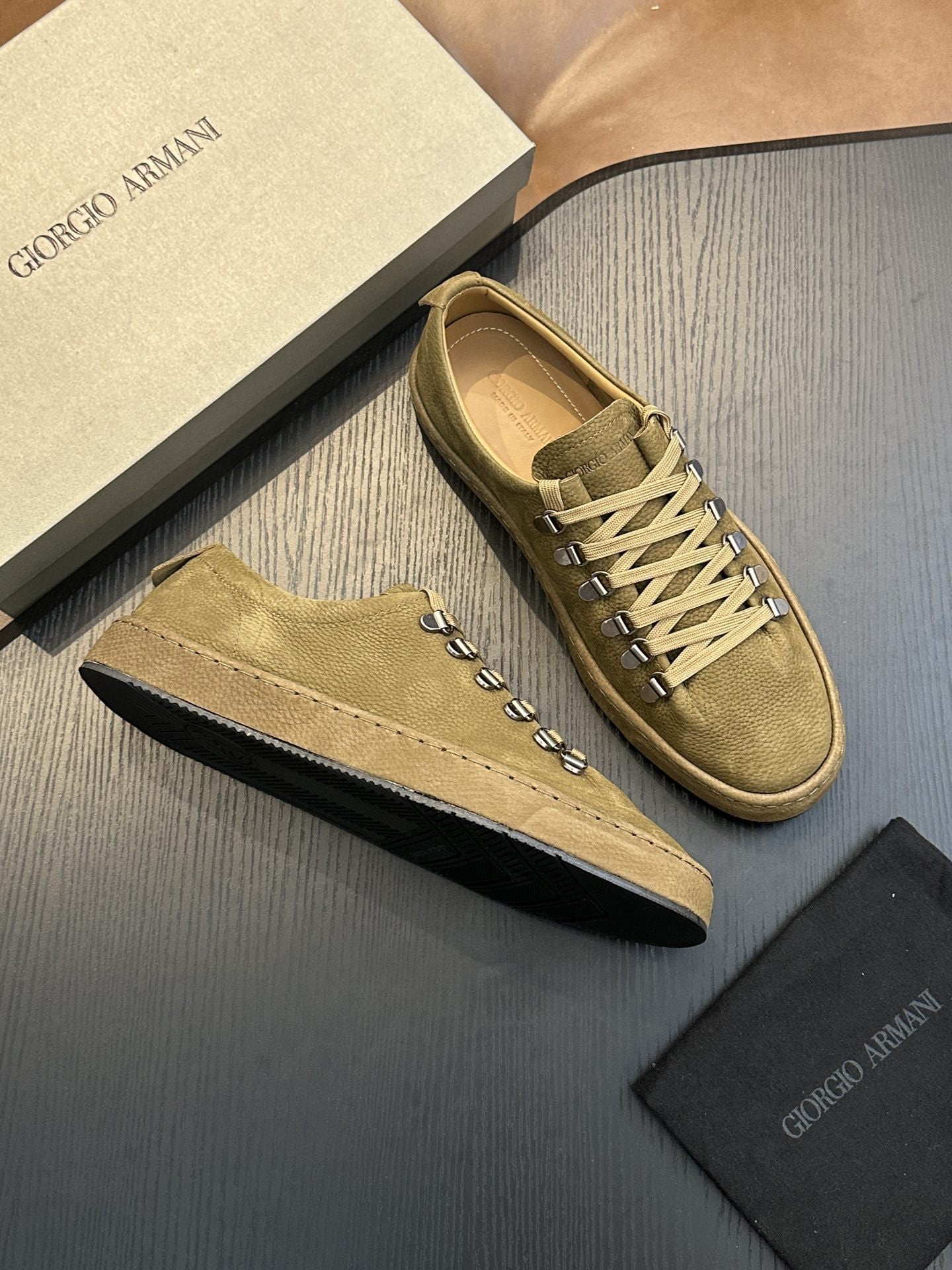 Calzatura Casual in Primo Fiore con Suola Shock-Absorption e Design Leather Stitching